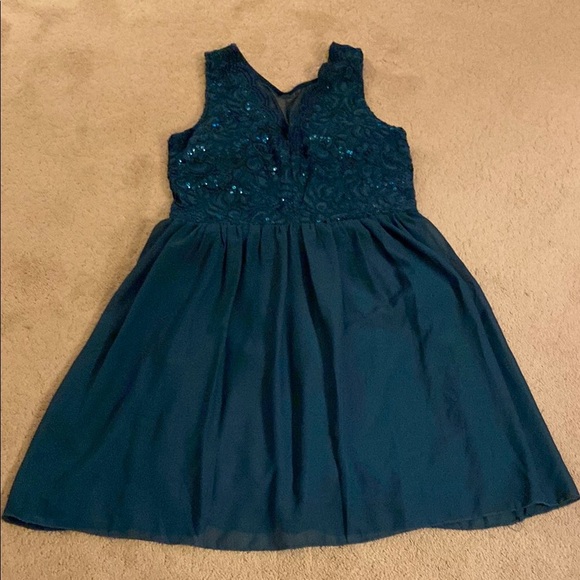 ***NWT*** SPEECHLESS EMERALD GREEN SEQUIN LACE FIT & FLARE FORMAL DRESS - Picture 1 of 14